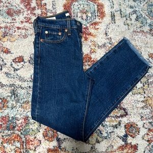 Levi’s wedgie straight size 24!